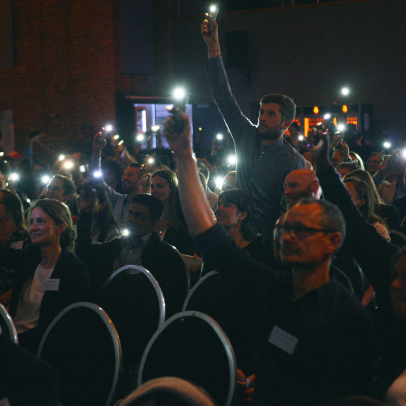 Feier, 5 Jahre, Lichtkunst, DEIN MÜNCHEN, Spenden, helfen, Jugendliche, Kinder, Engagement, soziales, Bildung, benachteiligt, CSR, Unternehmen, unterstützen, Mut auf Zukunft, Mut, Teilhabe, Gesellschaft, Verantwortung, Nachhaltigkeit, München, NO LIMITS, faire Startbedingungen, Chancen, Perspektiven