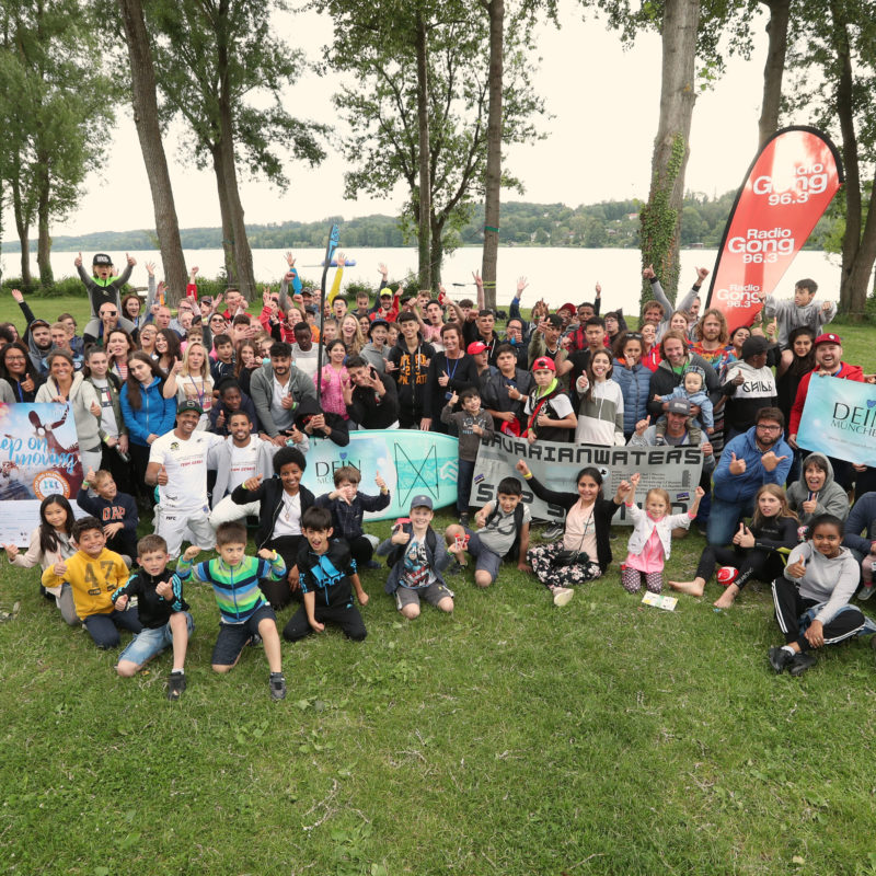 Pilsensee, Keep on Moving, Mara Bertling, Elisa Dudd, Katja Schubert, Veronika Hofstätter, SUP, Bavarianwaters, DEIN MÜNCHEN, Spenden, helfen, Jugendliche, Kinder, Engagement, soziales, Bildung, benachteiligt, CSR, Unternehmen, unterstützen, Mut auf Zukunft, Mut, Teilhabe, Gesellschaft, Verantwortung, Nachhaltigkeit, München, NO LIMITS, faire Startbedingungen, Chancen, Perspektiven, Dein München, ehrenamtlich, Ehrenamt, Volunteer, Pilsensee